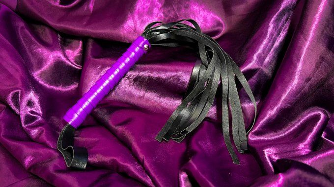 Fouet basique simili cuir 15 lanières 48.5 cm (violet) - S&N